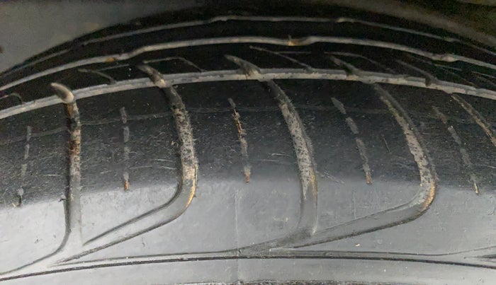 2020 Toyota Innova Crysta 2.4 GX AT 8 STR, Diesel, Automatic, 38,890 km, Left Rear Tyre Tread
