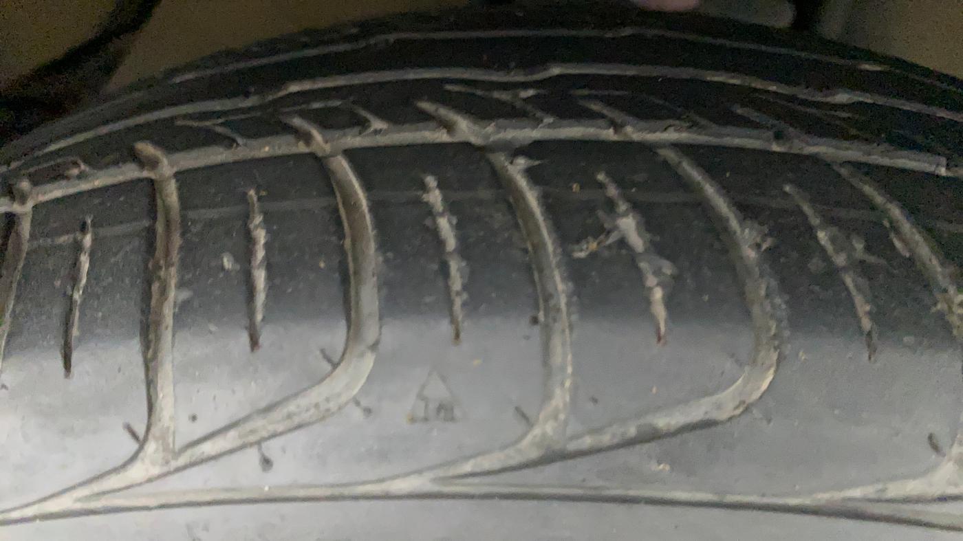 2020 Toyota Innova Crysta 2.4 GX AT 8 STR, Diesel, Automatic, 38,890 km, Right Front Tyre Tread
