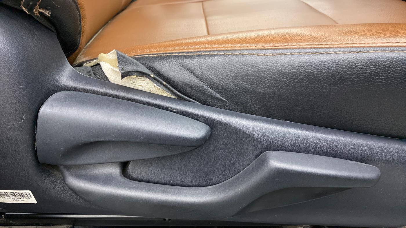 2022 Toyota Innova Crysta 2.4 GX AT 7 STR, Diesel, Automatic, 37,823 km, Driver Side Adjustment Panel