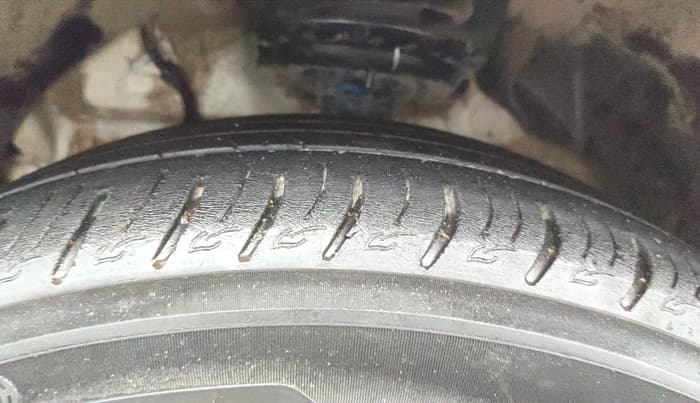 2022 Mahindra XUV300 W8 1.2 PETROL, Petrol, Manual, 39,574 km, Left Front Tyre Tread