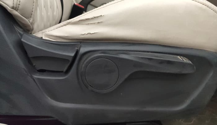 2022 Mahindra XUV300 W8 1.2 PETROL, Petrol, Manual, 39,574 km, Driver Side Adjustment Panel