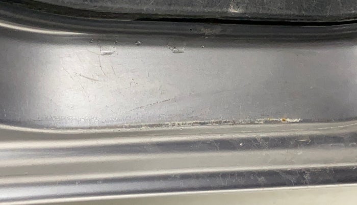 2011 Maruti Swift VXI, Petrol, Manual, 95,774 km, Right running board - Minor scratches