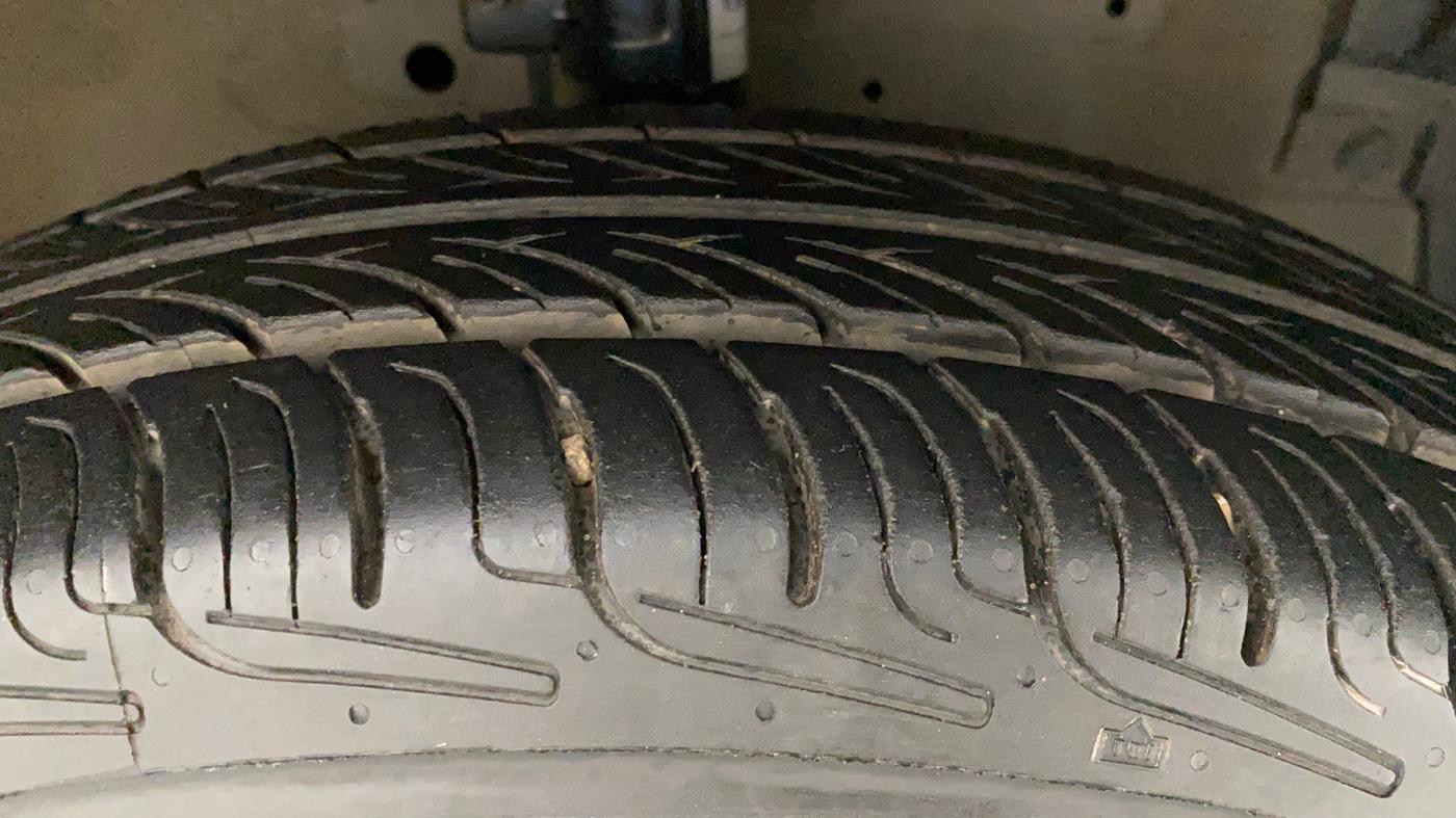 2011 Maruti Swift VXI, Petrol, Manual, 95,774 km, Right Front Tyre Tread