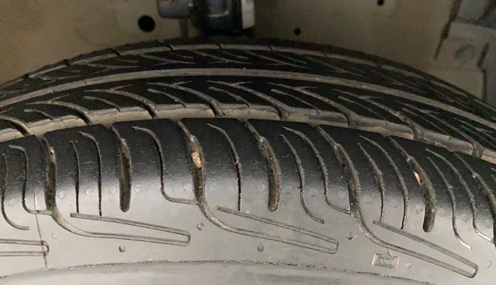 2011 Maruti Swift VXI, Petrol, Manual, 95,774 km, Right Front Tyre Tread