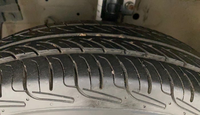 2011 Maruti Swift VXI, Petrol, Manual, 95,774 km, Left Front Tyre Tread