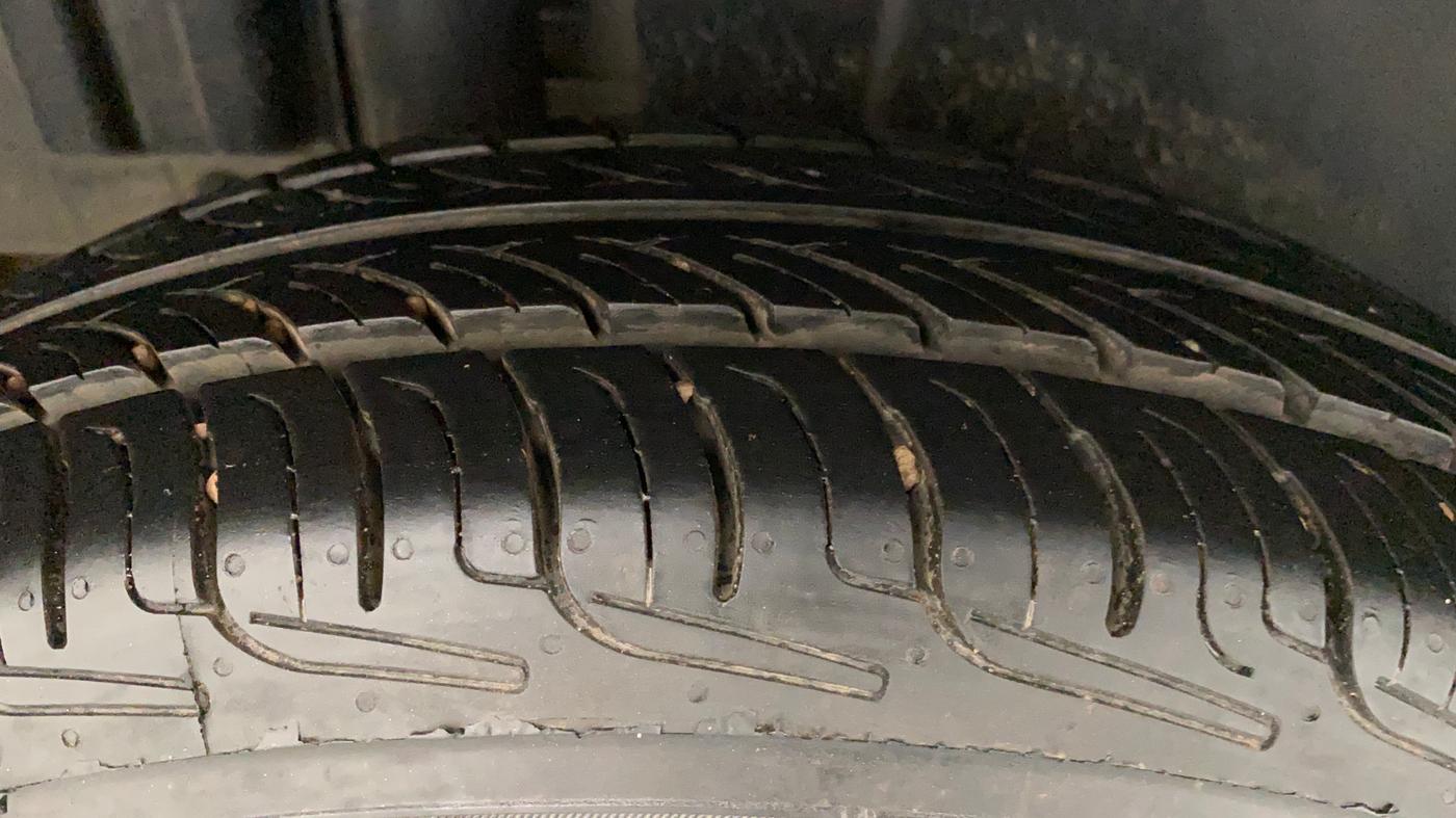 2011 Maruti Swift VXI, Petrol, Manual, 95,774 km, Right Rear Tyre Tread