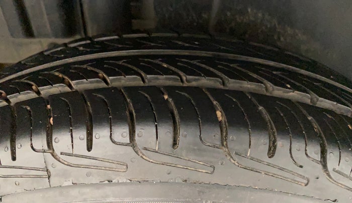 2011 Maruti Swift VXI, Petrol, Manual, 95,774 km, Right Rear Tyre Tread