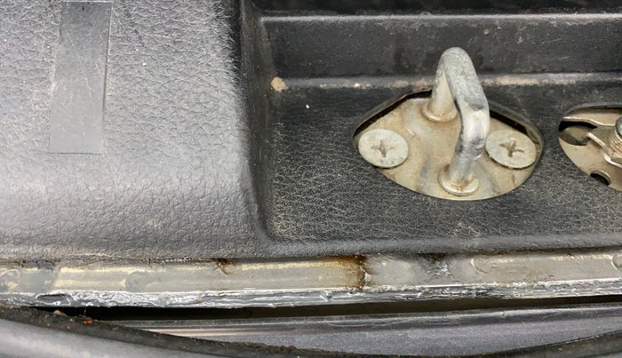 2011 Maruti Swift VXI, Petrol, Manual, 95,774 km, Dicky (Boot door) - Slightly rusted