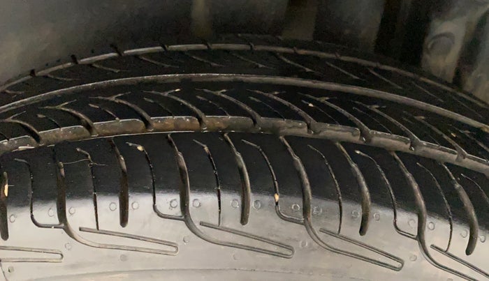 2011 Maruti Swift VXI, Petrol, Manual, 95,774 km, Left Rear Tyre Tread