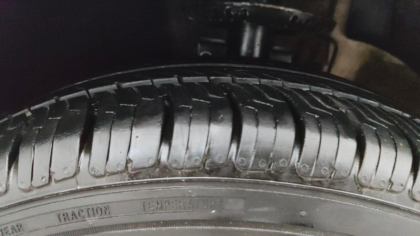 2013 Volkswagen Polo HIGHLINE1.2L, Petrol, Manual, 90,195 km, Left Front Tyre Tread