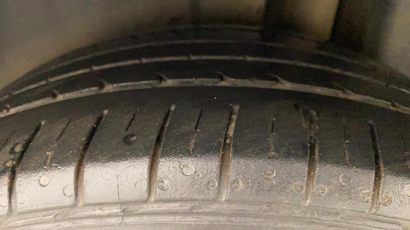 2016 Maruti Ciaz ZXI+ AT, CNG, Automatic, 1,14,934 km, Left Rear Tyre Tread