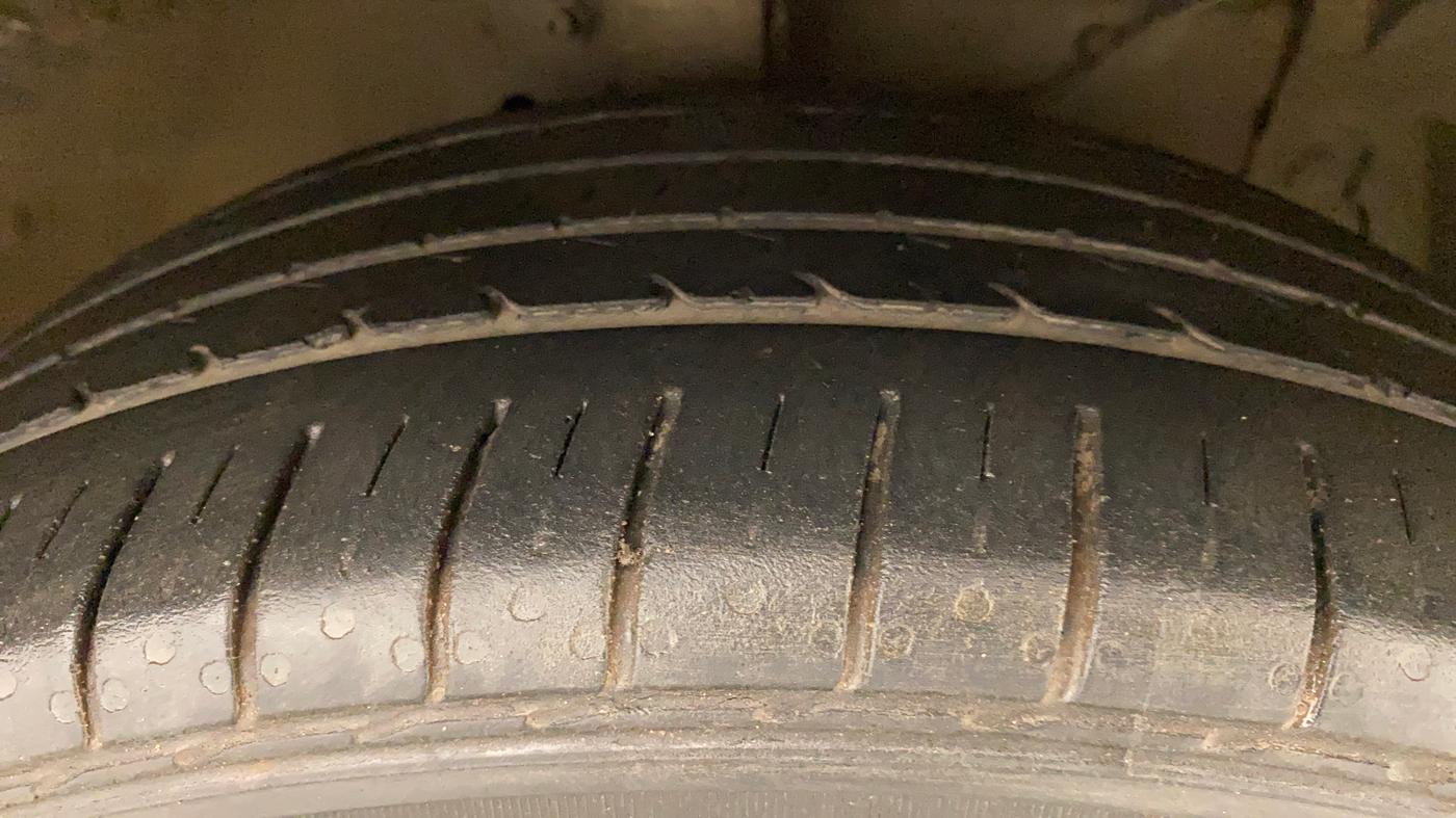 2016 Maruti Ciaz ZXI+ AT, CNG, Automatic, 1,14,934 km, Right Front Tyre Tread