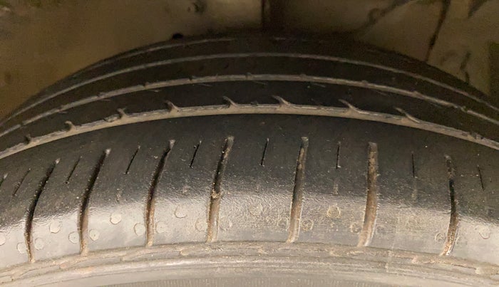 2016 Maruti Ciaz ZXI+ AT, CNG, Automatic, 1,14,934 km, Right Front Tyre Tread