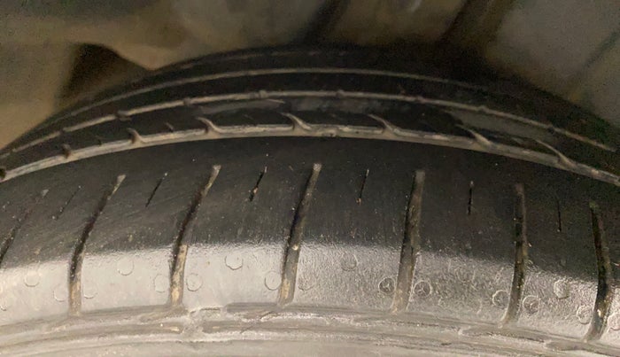 2016 Maruti Ciaz ZXI+ AT, CNG, Automatic, 1,14,934 km, Right Rear Tyre Tread