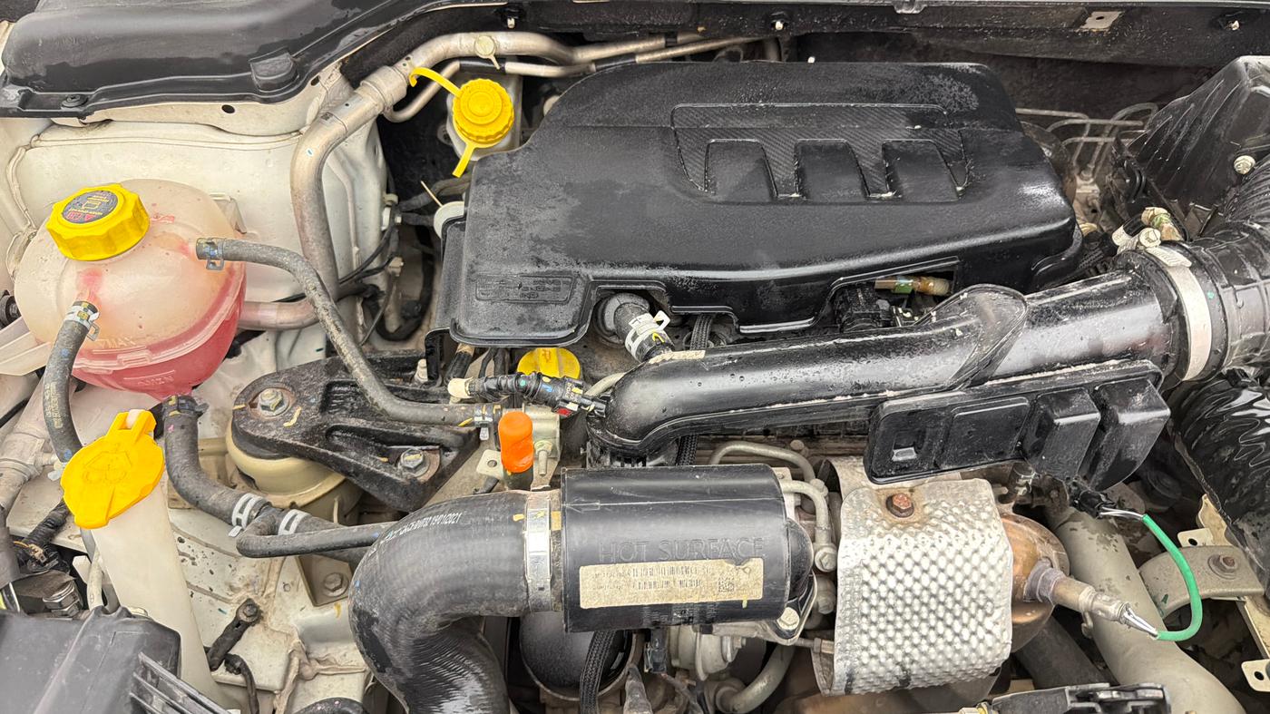 2021 Mahindra XUV300 W6 1.2 PETROL, Petrol, Manual, 53,923 km, Engine View - Right