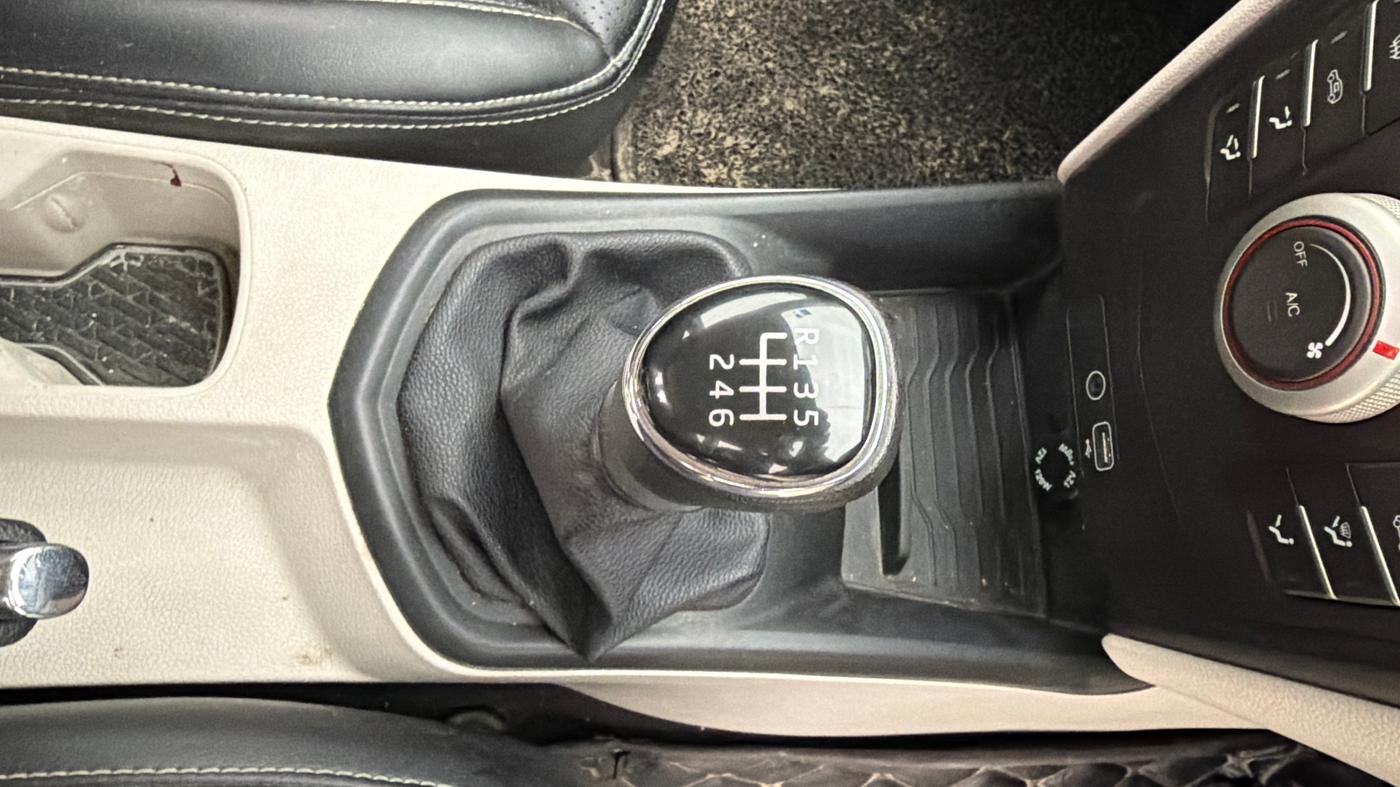 2021 Mahindra XUV300 W6 1.2 PETROL, Petrol, Manual, 53,923 km, Gear Lever