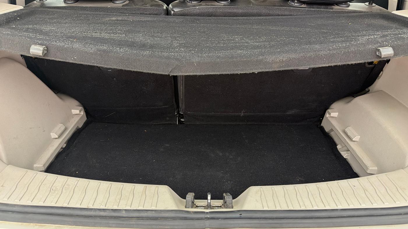 2021 Mahindra XUV300 W6 1.2 PETROL, Petrol, Manual, 53,923 km, Boot Inside