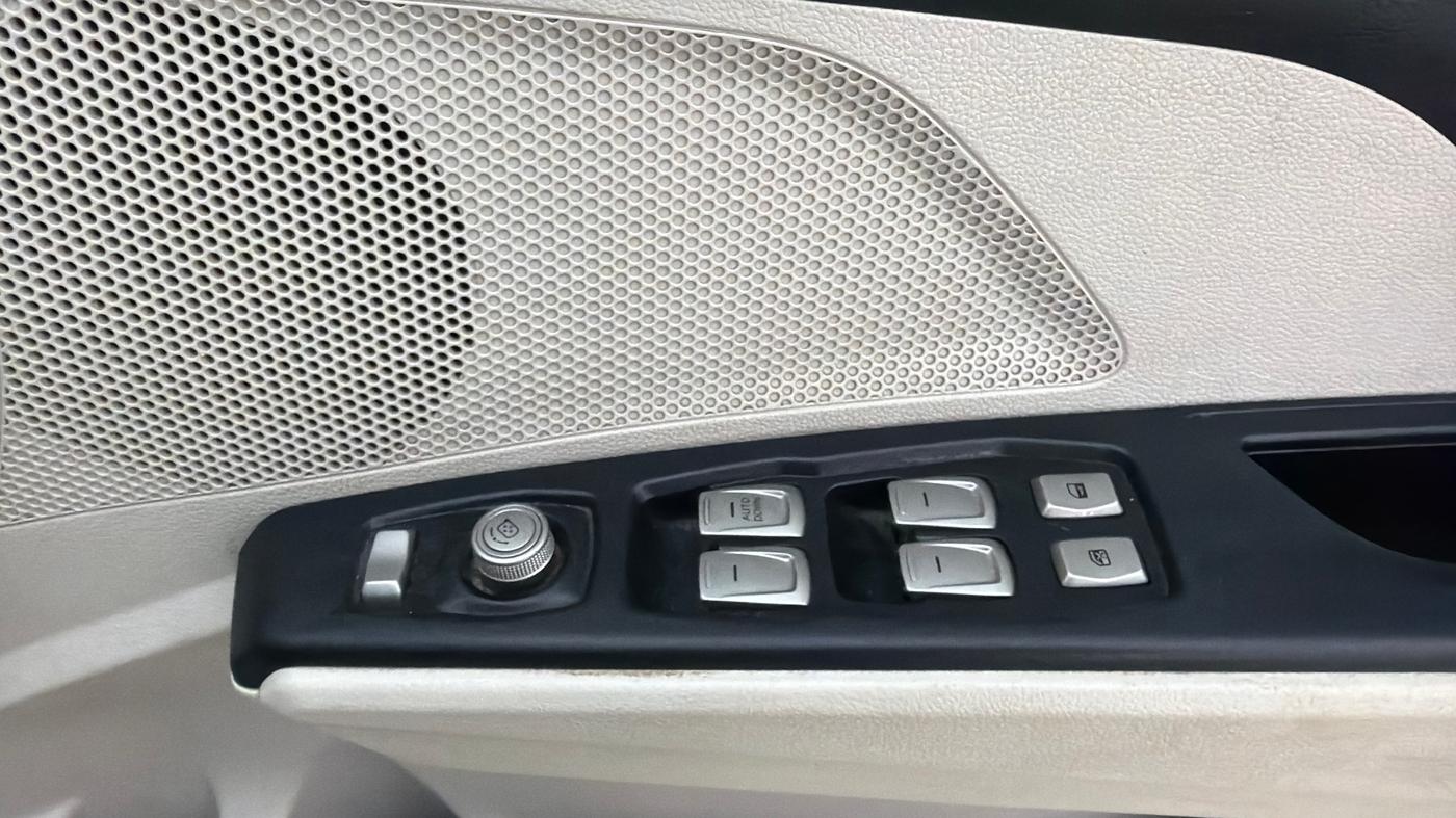 2021 Mahindra XUV300 W6 1.2 PETROL, Petrol, Manual, 53,923 km, Driver Side Door Panels Control