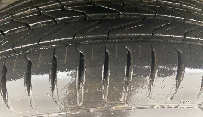 2016 Maruti Swift VXI, Petrol, Manual, 41,596 km, Left Front Tyre Tread