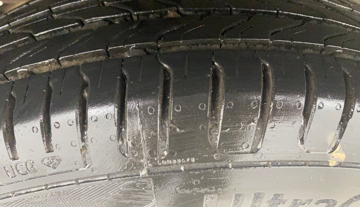 2016 Maruti Swift VXI, Petrol, Manual, 41,596 km, Right Rear Tyre Tread