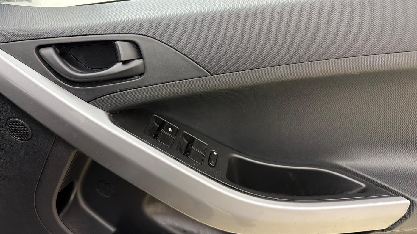 2022 Tata NEXON XM PLUS SUNROOF PETROL, Petrol, Manual, 60,341 km, Driver Side Door Panels Control