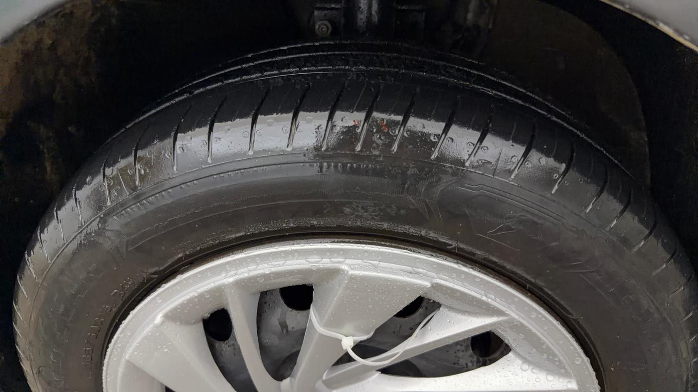 2016 Volkswagen Polo COMFORTLINE 1.2L, Petrol, Manual, 68,818 km, Left Front Tyre Tread