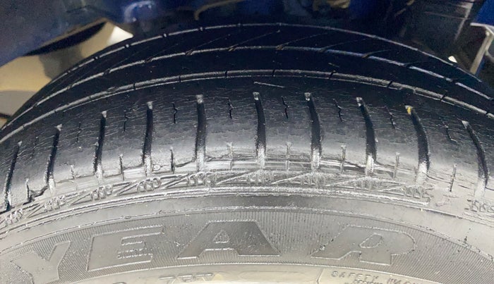2017 Hyundai Eon SPORTZ, Petrol, Manual, 35,025 km, Left Rear Tyre Tread
