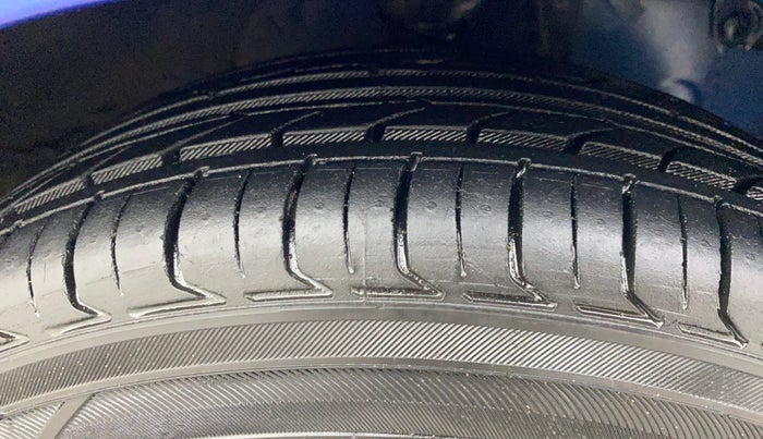 2017 Hyundai Eon SPORTZ, Petrol, Manual, 35,025 km, Right Front Tyre Tread