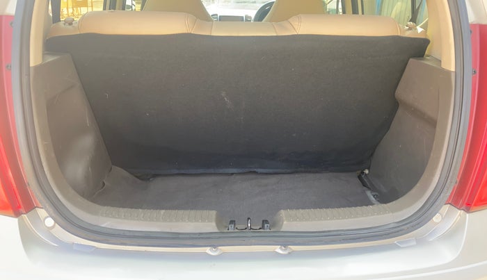 2015 Hyundai i10 MAGNA 1.1, Petrol, Manual, 83,365 km, Boot Inside