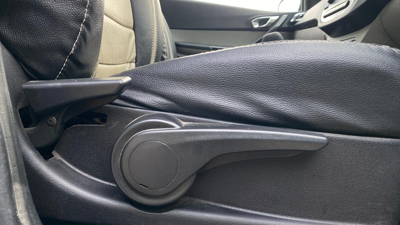 2018 Tata Tiago XZA PETROL, Petrol, Automatic, 39,576 km, Driver Side Adjustment Panel