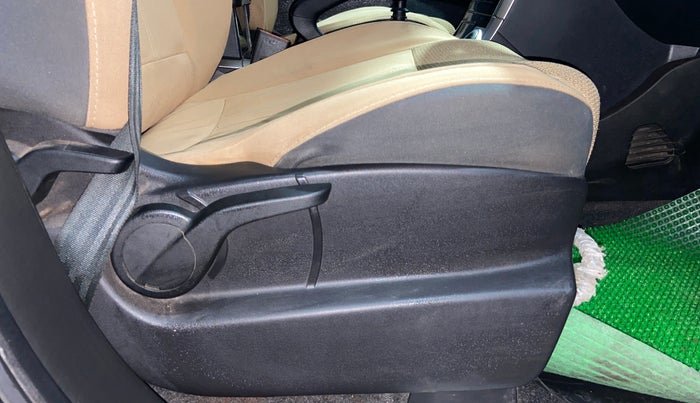 2019 Mahindra XUV500 W7, Diesel, Manual, 1,03,090 km, Driver Side Adjustment Panel