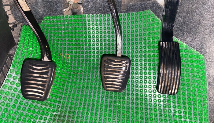 2019 Mahindra XUV500 W7, Diesel, Manual, 1,03,090 km, Pedals