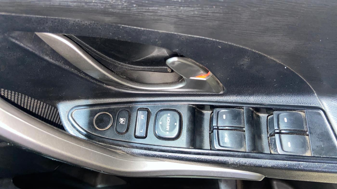 2019 Mahindra XUV500 W7, Diesel, Manual, 1,03,090 km, Driver Side Door Panels Control