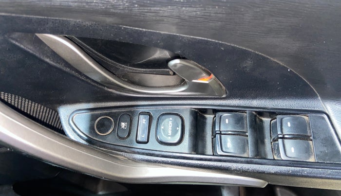 2019 Mahindra XUV500 W7, Diesel, Manual, 1,03,090 km, Driver Side Door Panels Control