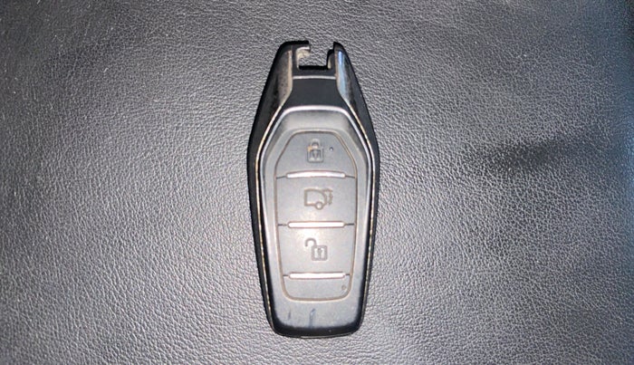 2019 Mahindra XUV500 W7, Diesel, Manual, 1,03,090 km, Key Close Up