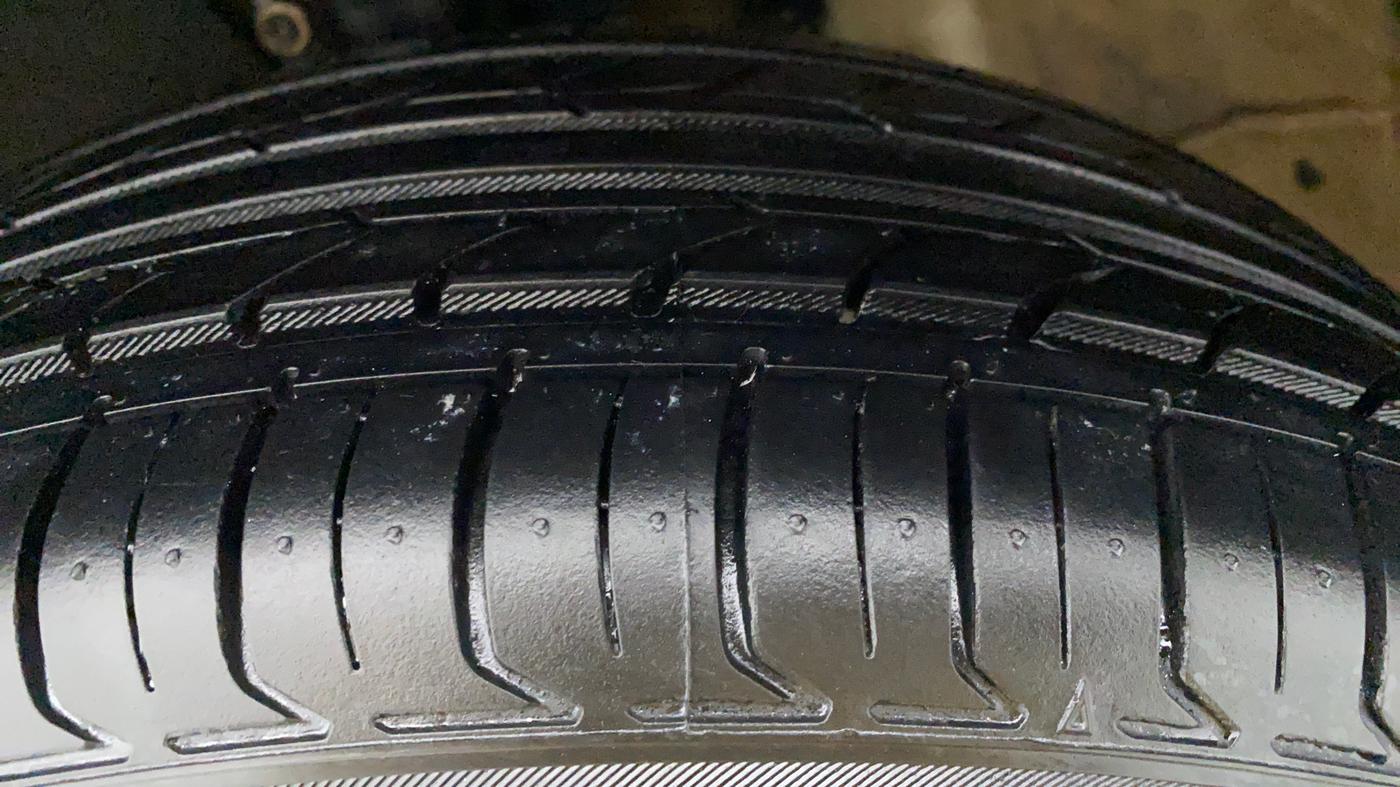 2016 Volkswagen Vento HIGHLINE 1.2 TSI AT, Petrol, Automatic, 74,175 km, Right Rear Tyre Tread