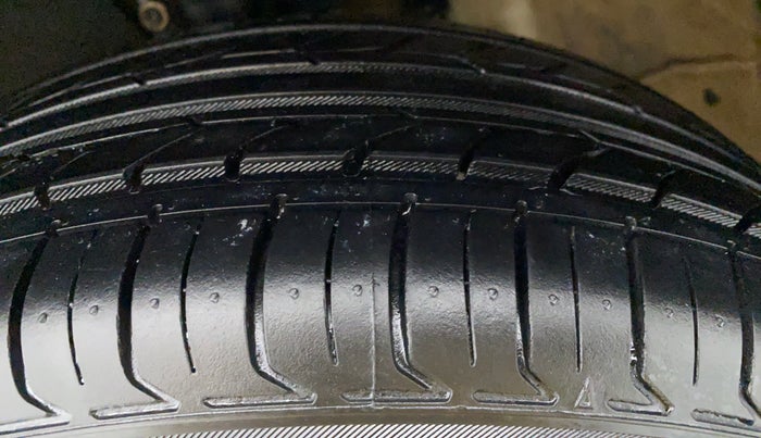 2016 Volkswagen Vento HIGHLINE 1.2 TSI AT, Petrol, Automatic, 74,175 km, Right Rear Tyre Tread