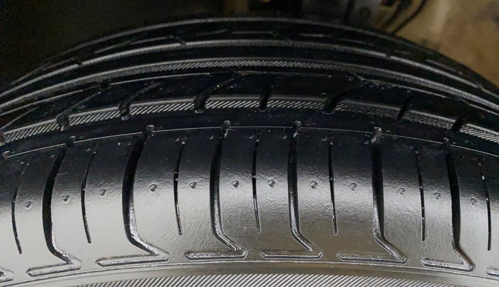 2016 Volkswagen Vento HIGHLINE 1.2 TSI AT, Petrol, Automatic, 74,175 km, Left Front Tyre Tread