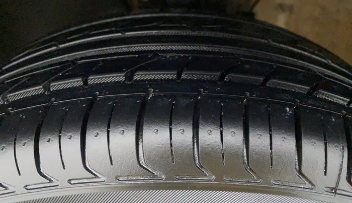 2016 Volkswagen Vento HIGHLINE 1.2 TSI AT, Petrol, Automatic, 74,175 km, Right Front Tyre Tread