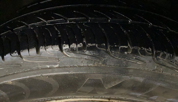 2015 Maruti Swift LXI (O), Petrol, Manual, 69,788 km, Right Front Tyre Tread