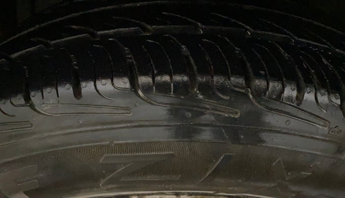 2015 Maruti Swift LXI (O), Petrol, Manual, 69,788 km, Left Front Tyre Tread