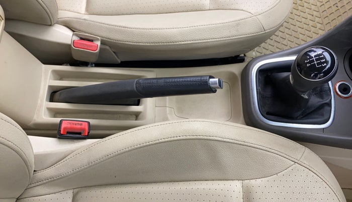 2013 Volkswagen Vento HIGHLINE 1.6 MPI, Petrol, Manual, 69,541 km, Gear Lever