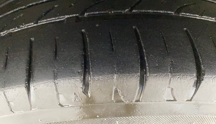 2013 Volkswagen Vento HIGHLINE 1.6 MPI, Petrol, Manual, 69,541 km, Left Front Tyre Tread