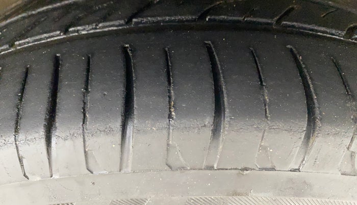 2013 Volkswagen Vento HIGHLINE 1.6 MPI, Petrol, Manual, 69,541 km, Right Front Tyre Tread