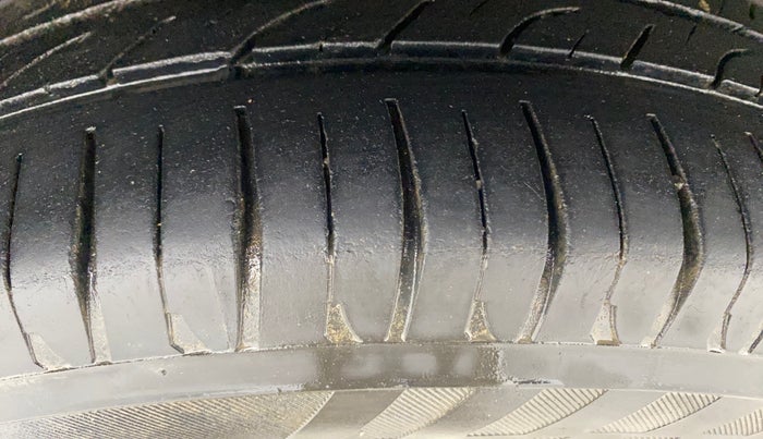 2013 Volkswagen Vento HIGHLINE 1.6 MPI, Petrol, Manual, 69,541 km, Right Rear Tyre Tread