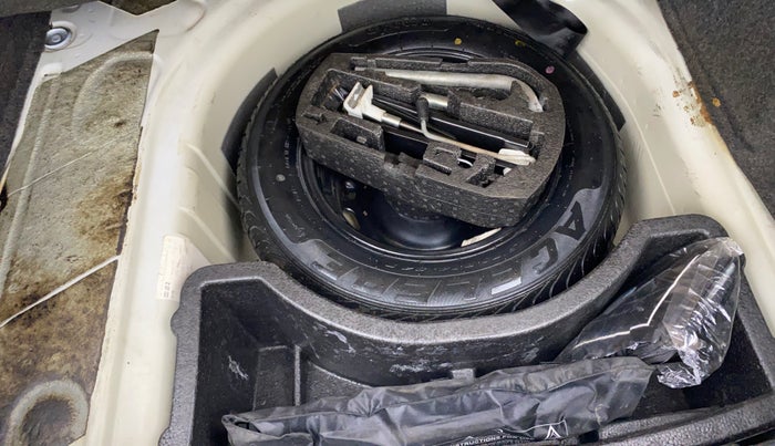 2013 Volkswagen Vento HIGHLINE 1.6 MPI, Petrol, Manual, 69,541 km, Spare Tyre