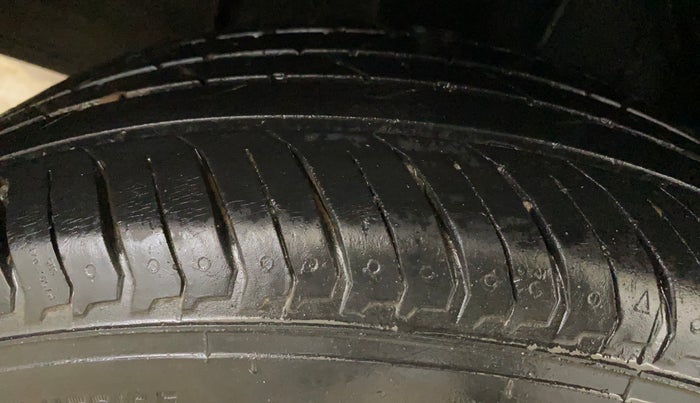 2021 Nissan MAGNITE XE, Petrol, Manual, 32,570 km, Right Rear Tyre Tread