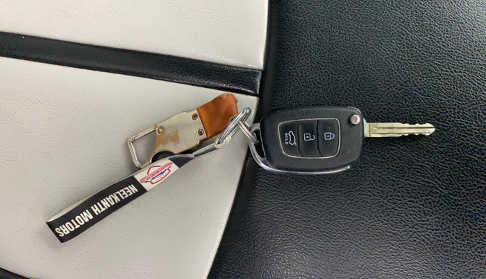 2021 Hyundai VENUE S 1.2, Petrol, Manual, 1,12,675 km, Key Close Up