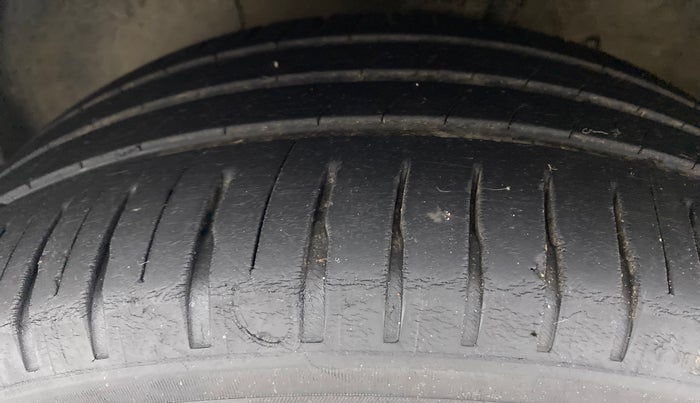 2017 Hyundai Verna 1.6 VTVT SX, Petrol, Manual, 32,015 km, Left Front Tyre Tread