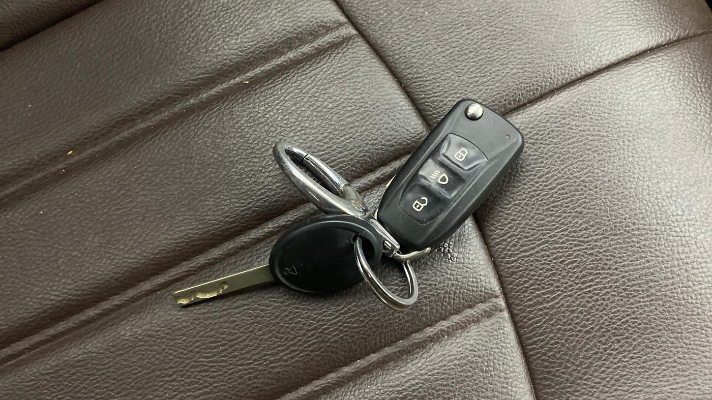 2022 Tata NEXON XM SUNROOF PETROL, Petrol, Manual, 54,677 km, Key Close Up